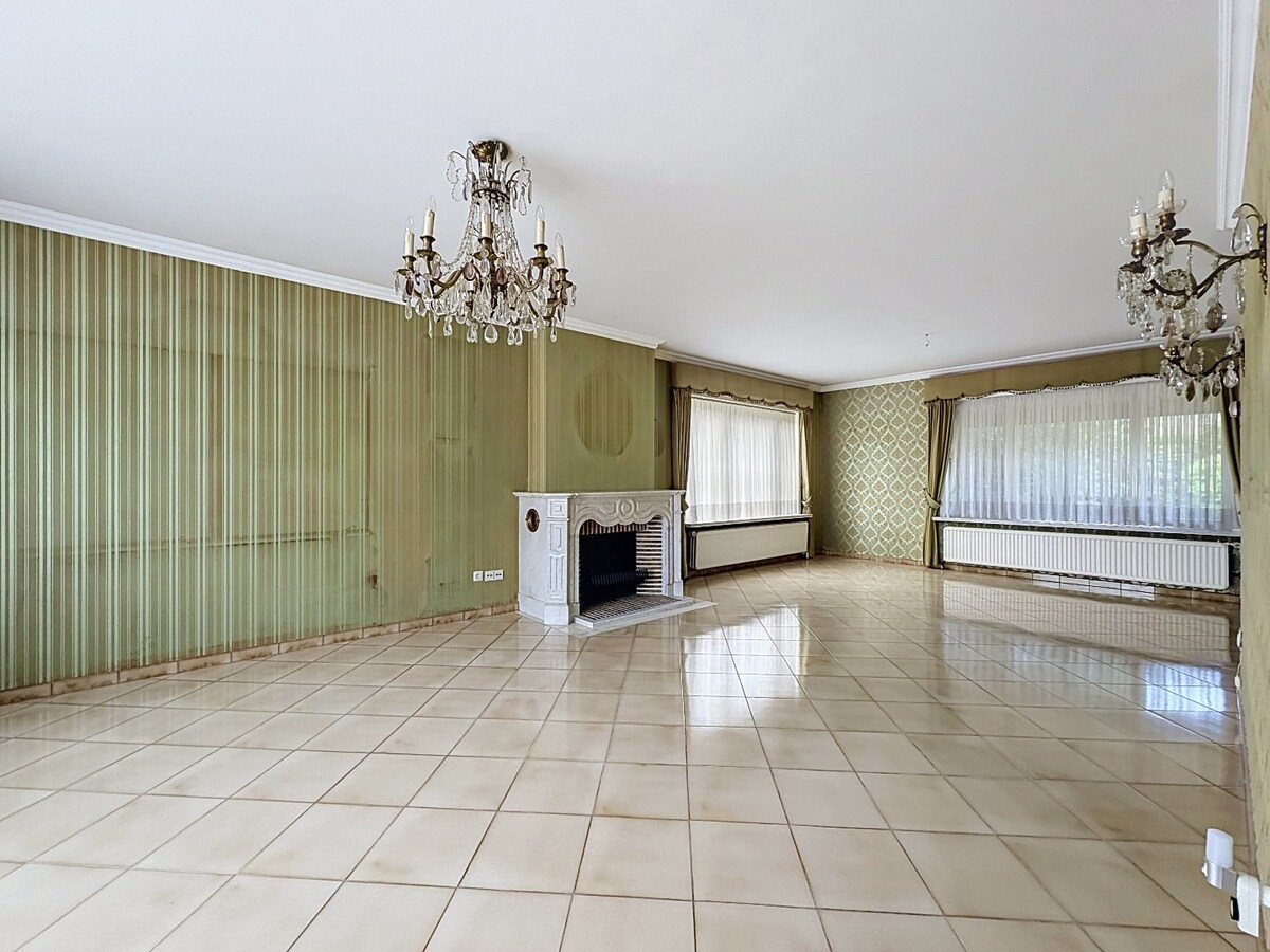 Ruime sixties villa met vergunde loodsen (350m²) te Vlierzele 