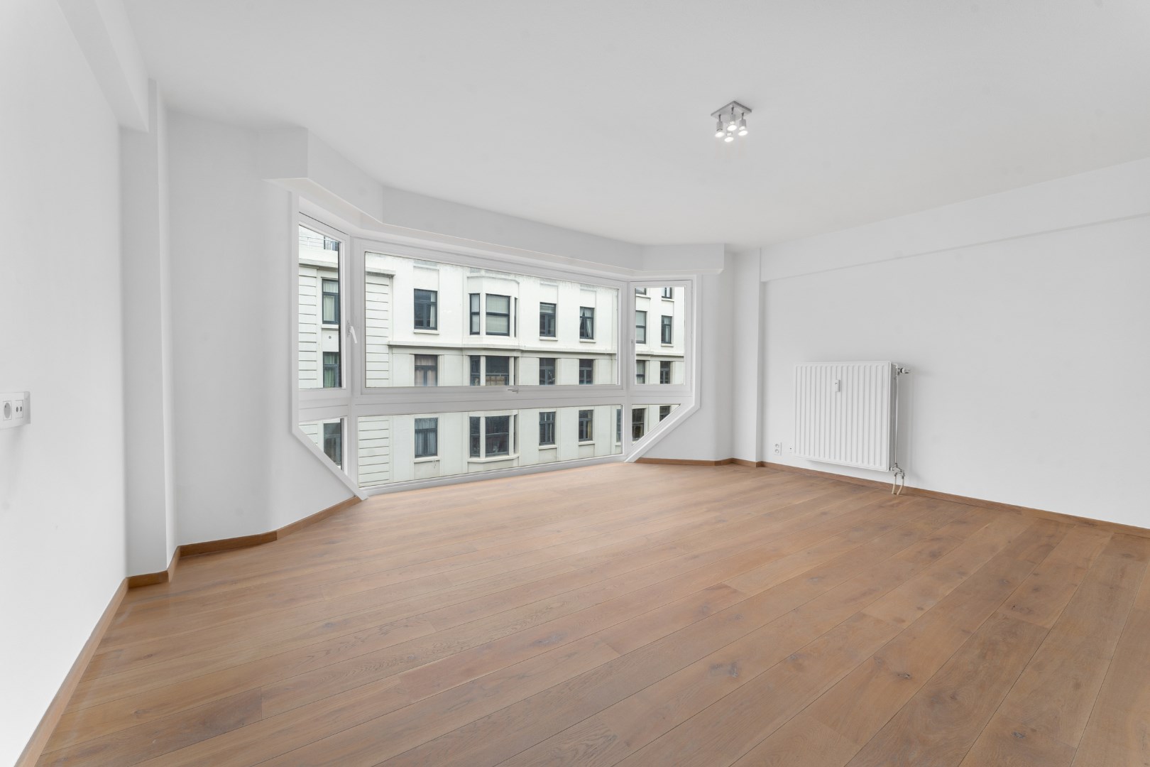 GERENOVEERD 2 SLP. APP. GELEGEN NABIJ PETIT PARIS EN LEOPOLD I PLEIN 