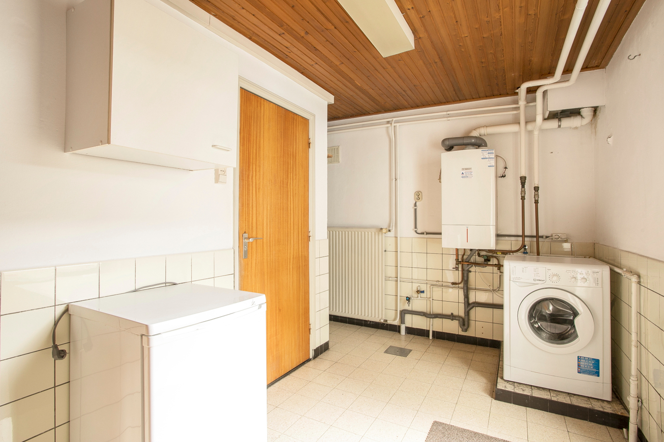 Vrijstaande eengezinswoning met garage en carport. 