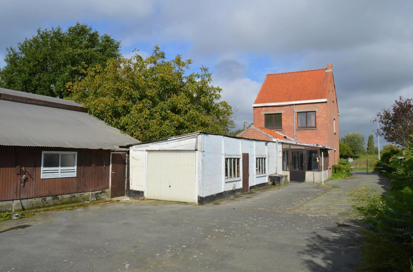 Te renoveren woning met loods en weide op 7.327m² te Zele 