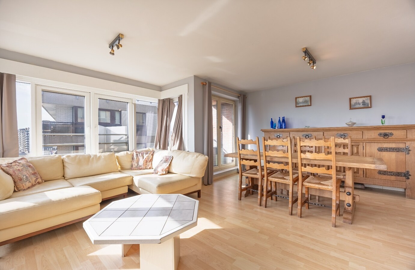 Uitzonderlijk hoekappartement met zijdelings zeezicht 