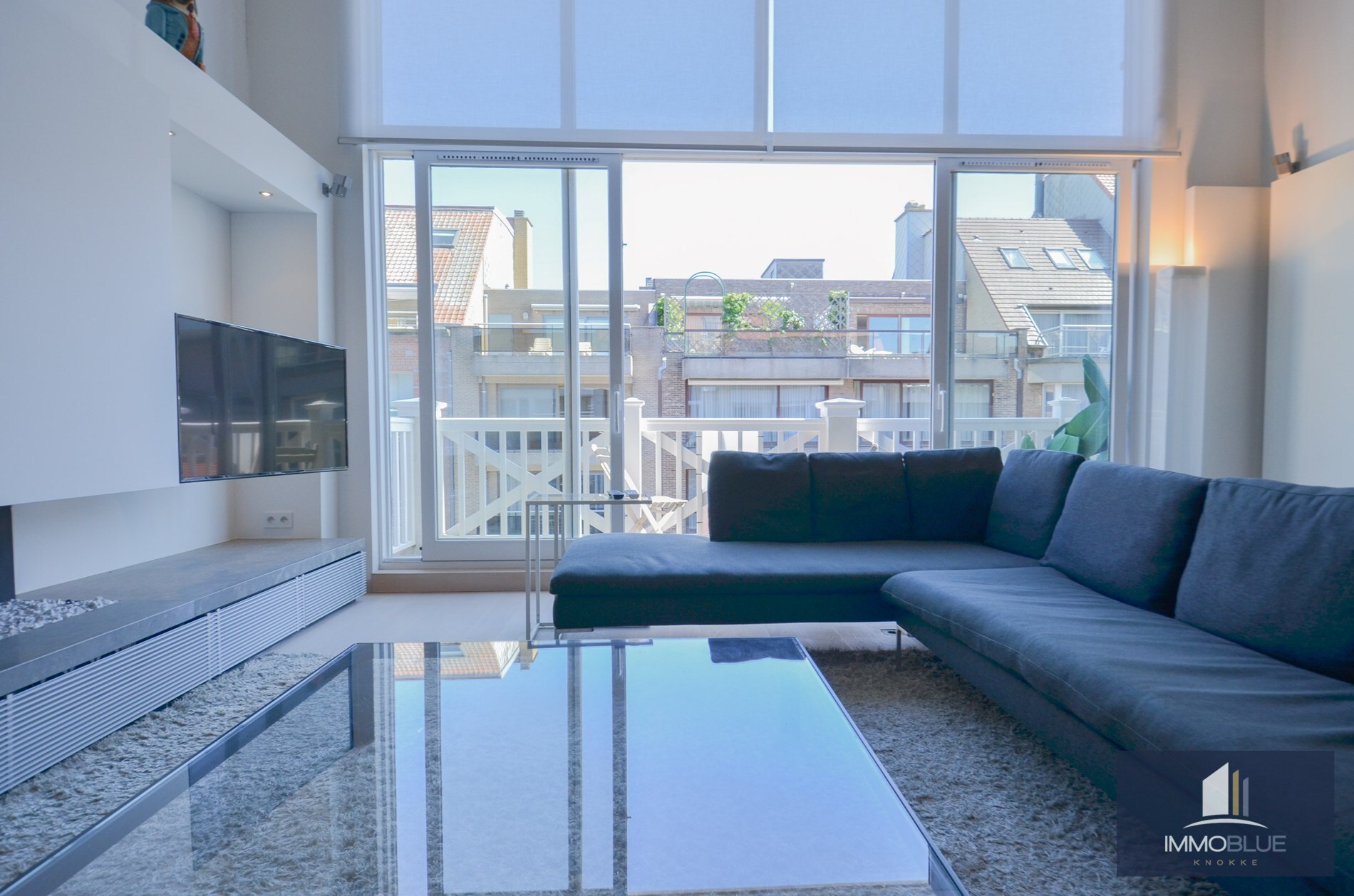 Duplex mezzanine lumineux et spacieux à louer, situé à deux pas de la mer. 