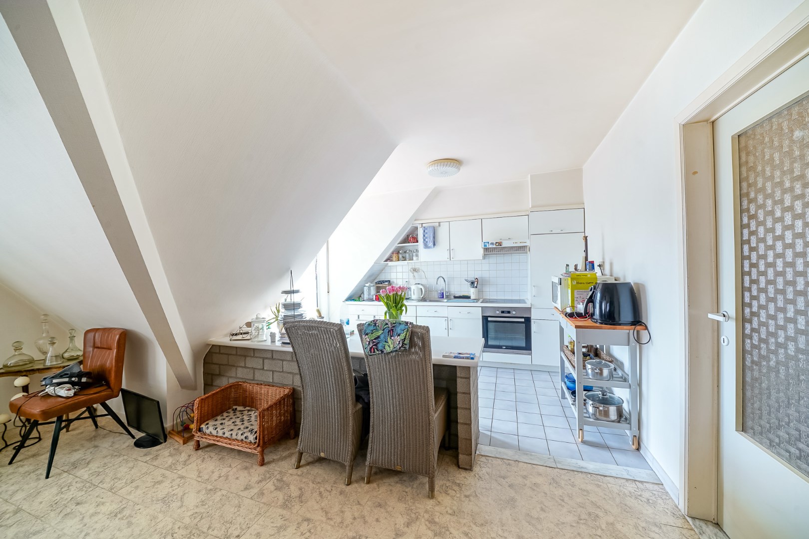 Opbrengstwoning met 2 verhuurde appartementen, tuin en 2 garages in Stene 