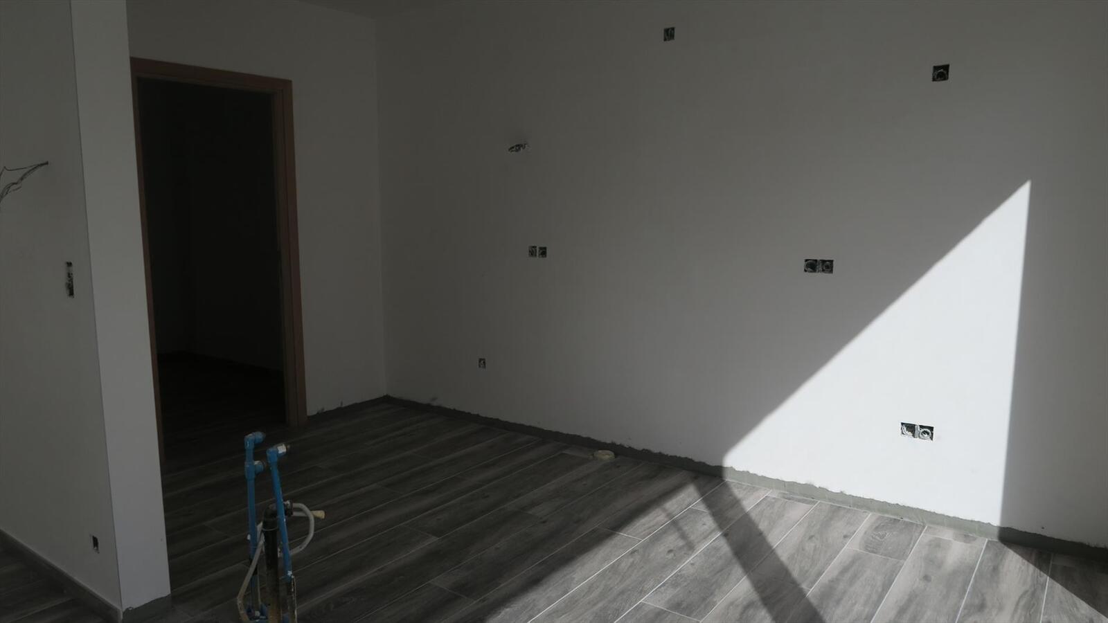 Moderne halfopen nieuwbouw woning  met 3 slpkmrs in rustige wijk. 