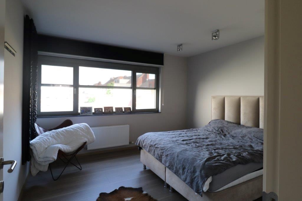 Prachtig appartement op de eerste verdieping met 3 slaapkamers, midden in het centrum gelegen 