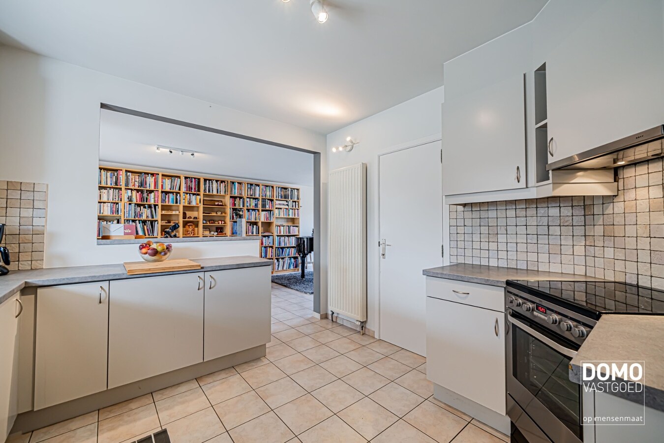 ZUIDWESTELIJK GEORIËNTEERDE DOORZONWONING MET LICHTRIJKE AANBOUW, GEZELLIGE TUIN EN RUIME GARAGE TE KURINGEN (HASSELT) 