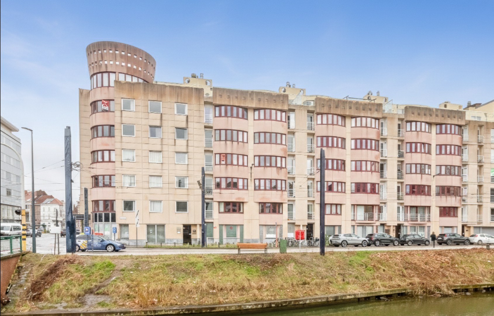 Lichtrijk tweeslaapkamer appartement met uniek waterzicht op Coupure Rechts 