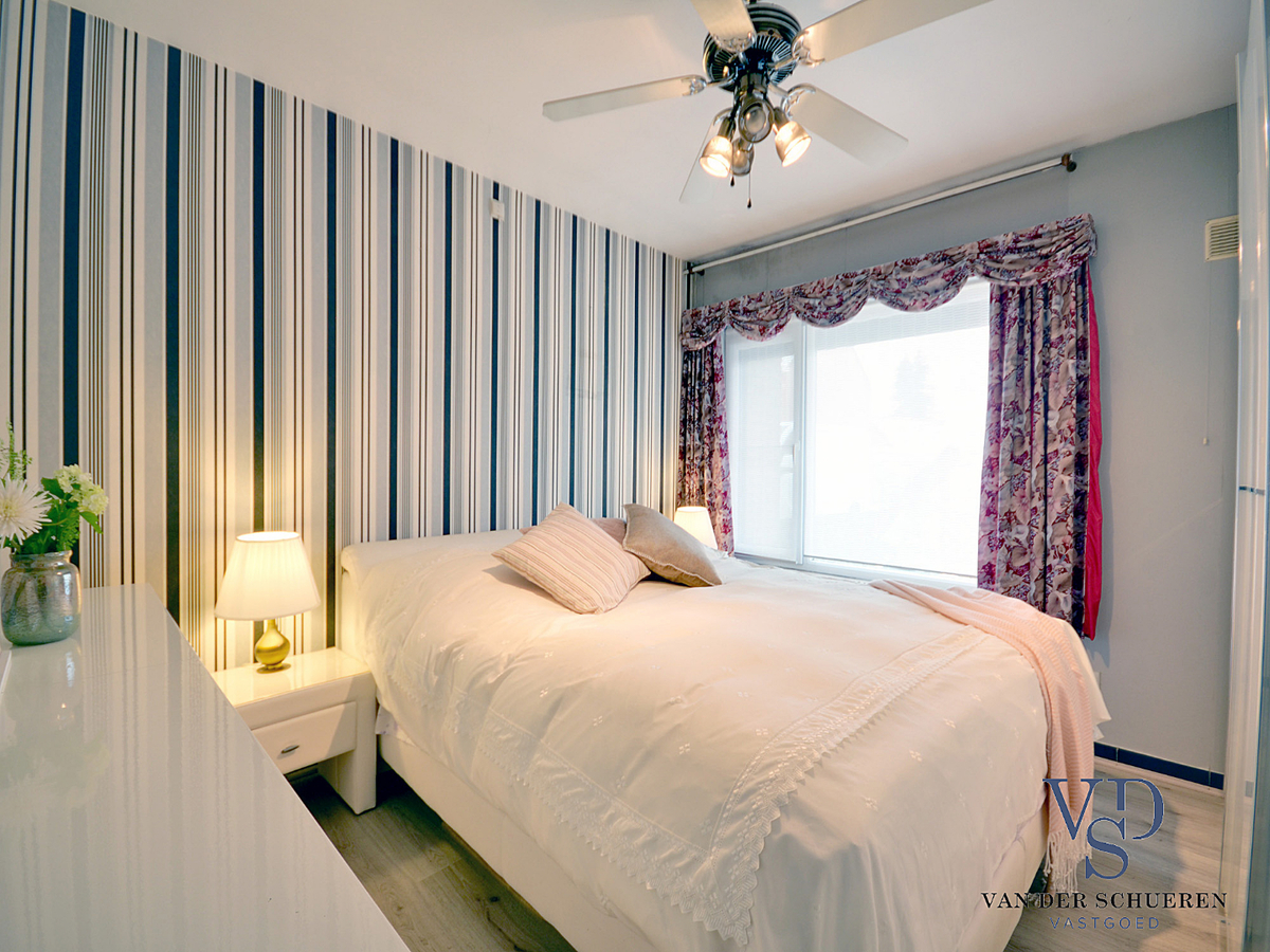 Praktische Half-Open Bungalow met afzonderlijke garage. 