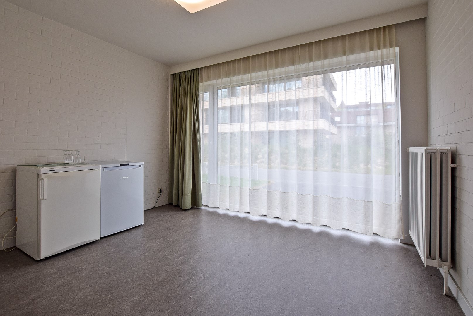 Goed gelegen kantoorruimte / praktijkruimte met woonst te Oostduinkerke op 749m². 