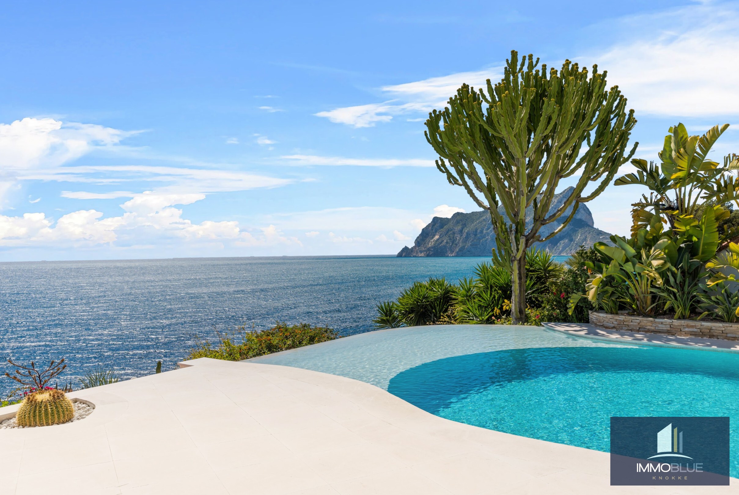 Villa méditerranéenne rénovée avec vue sur mer dans un environnement côtier calme 