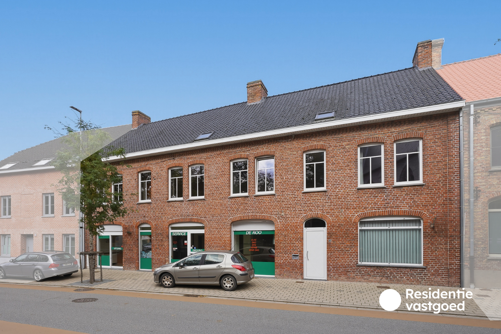 Veelzijdig eigendom met handelsruimte, ruime woning en bouwgrond in centrum Merkem! 