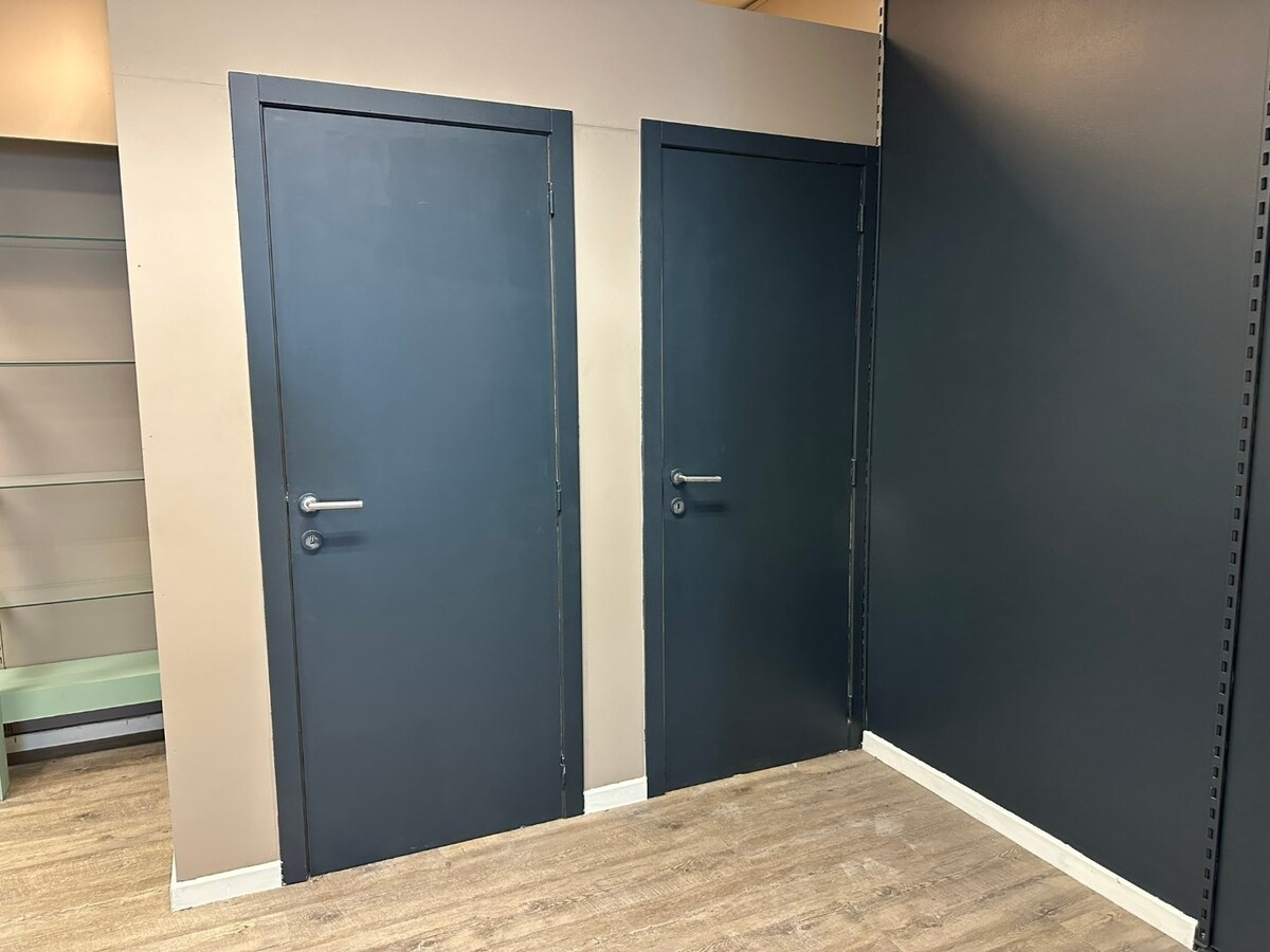 Handelsgelijkvloers, met mooie  etalage,  grote kelder 