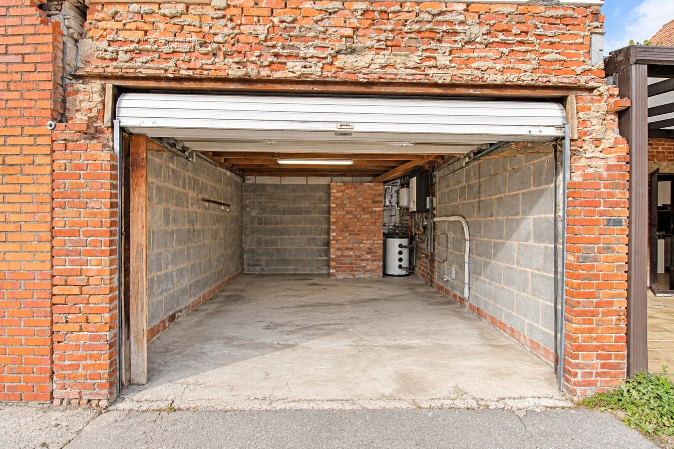 Te koop: Rustig gelegen halfopen bebouwing met 4 slaapkamers, 4 garages en ruime tuin in Sint-Niklaas 