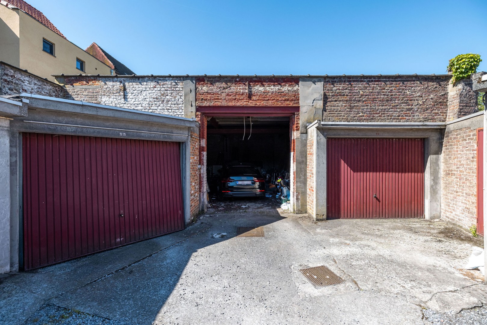 Afgesloten loods inclusief twee afgeslopen garageboxen 