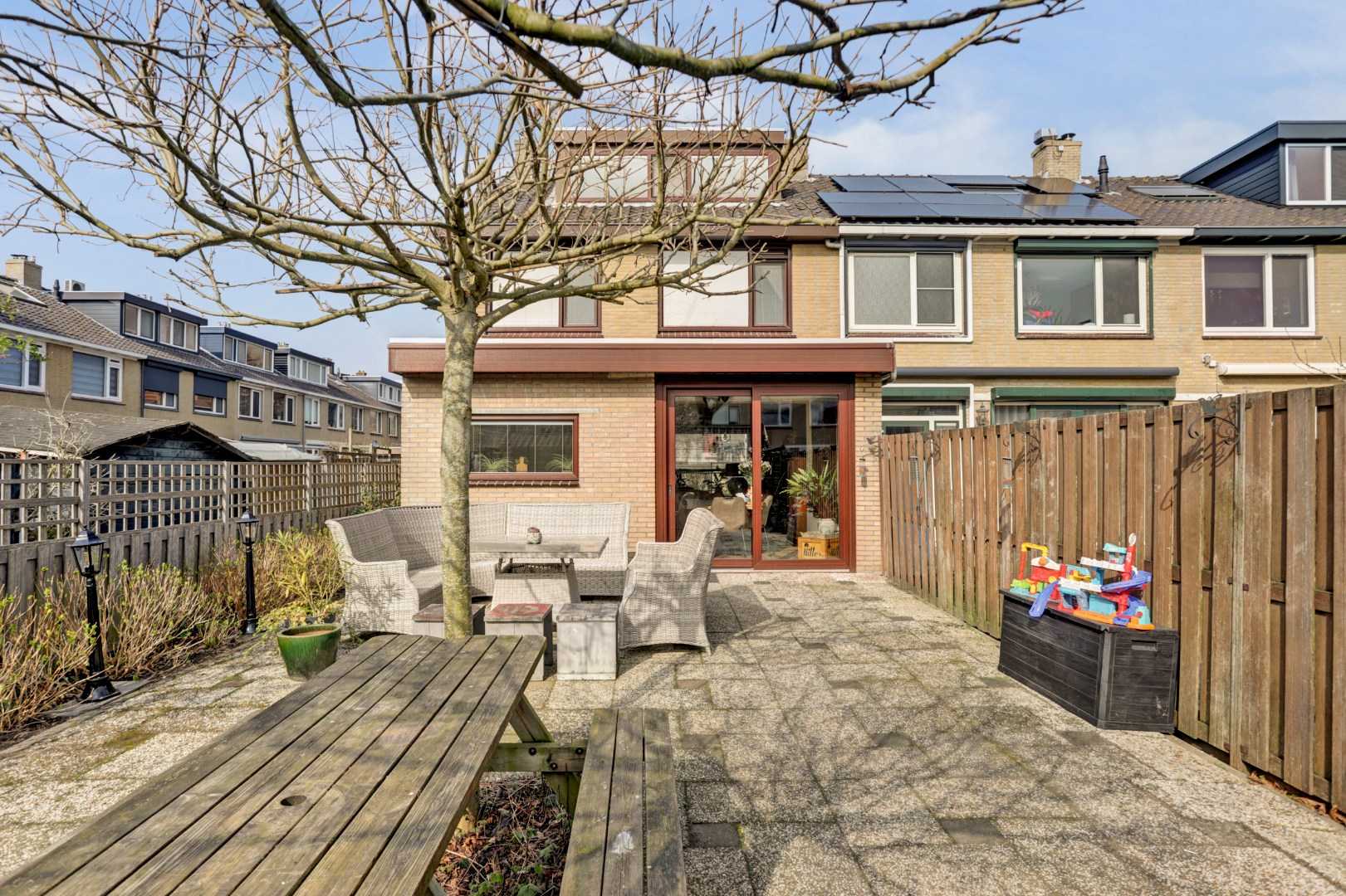 Ruime uitgebouwde 6-kamer hoekwoning met kunststofkozijnen, dakkapellen, grote tuin en eigen grond. 