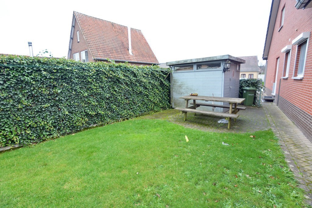 Instapklaar appartement met 2 slpks en tuintje. 