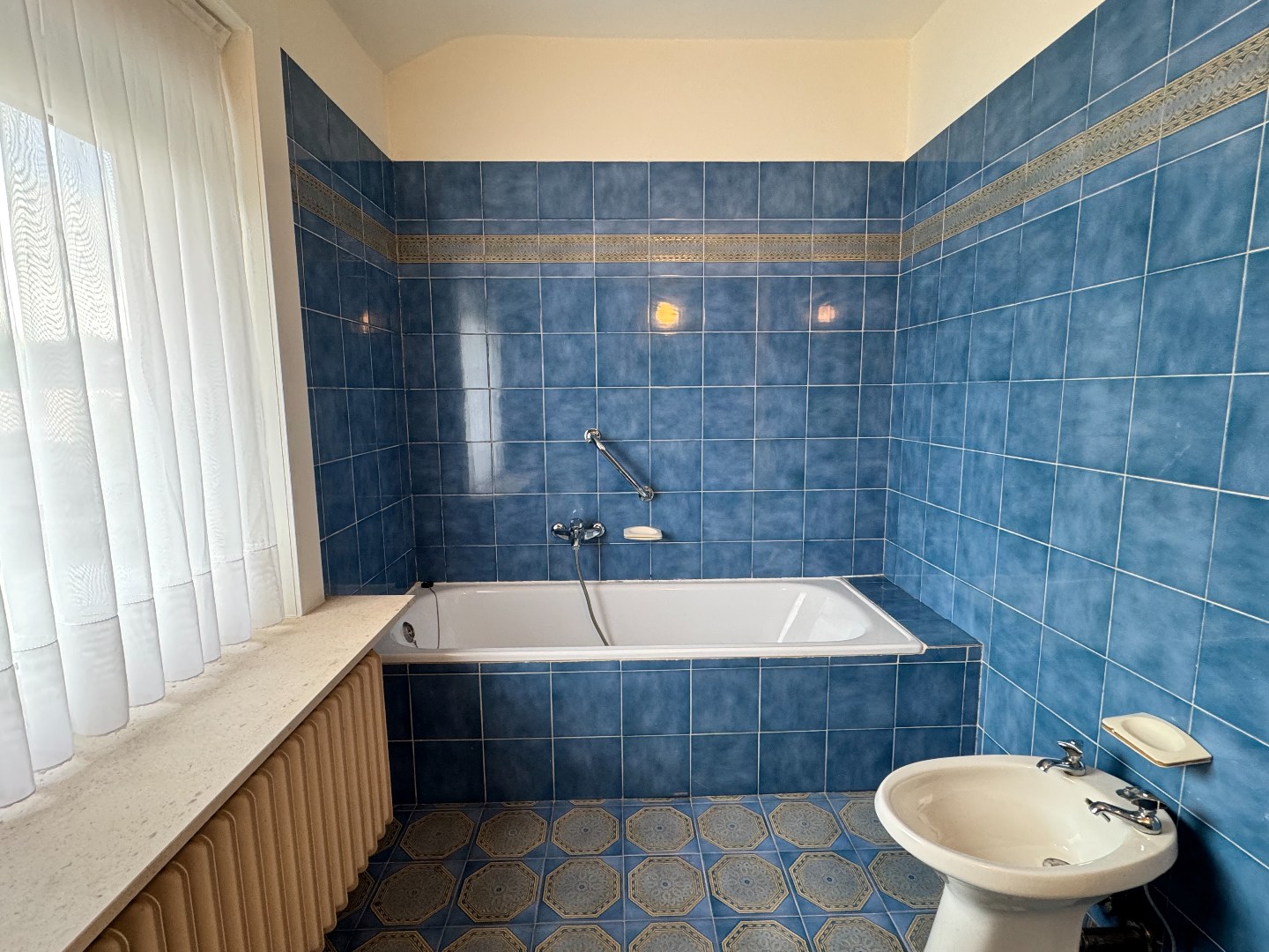 Verzorgde halfopen woning met 3 slaapkamers in rustige doodlopende straat. 