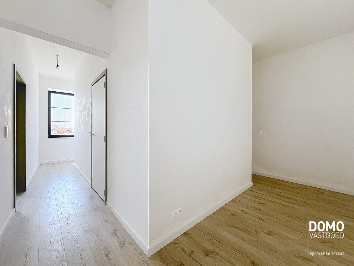 PRACHTIG GERENOVEERDE, LICHTRIJKE WONING MET 3 SLAAPKAMERS, 2 BADKAMERS, EEN ZONNIGE TUIN EN 2 PARKEERPLAATSEN TE GINGELOM (MIELEN-BOVEN-AALST) 