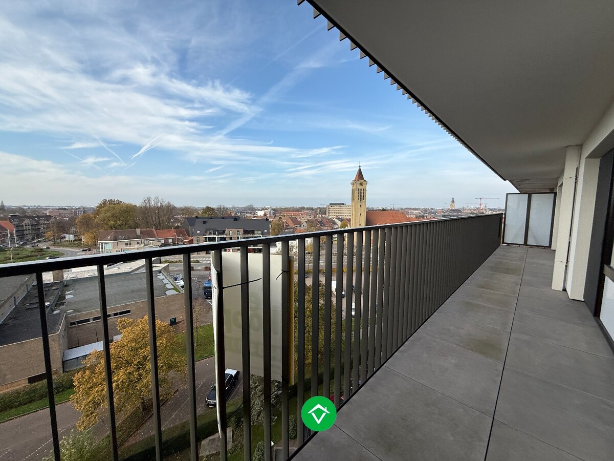Instapklaar appartement met twee slaapkamers, ruim terras met prachtige vergezichten en kelderberging te Roeselare 