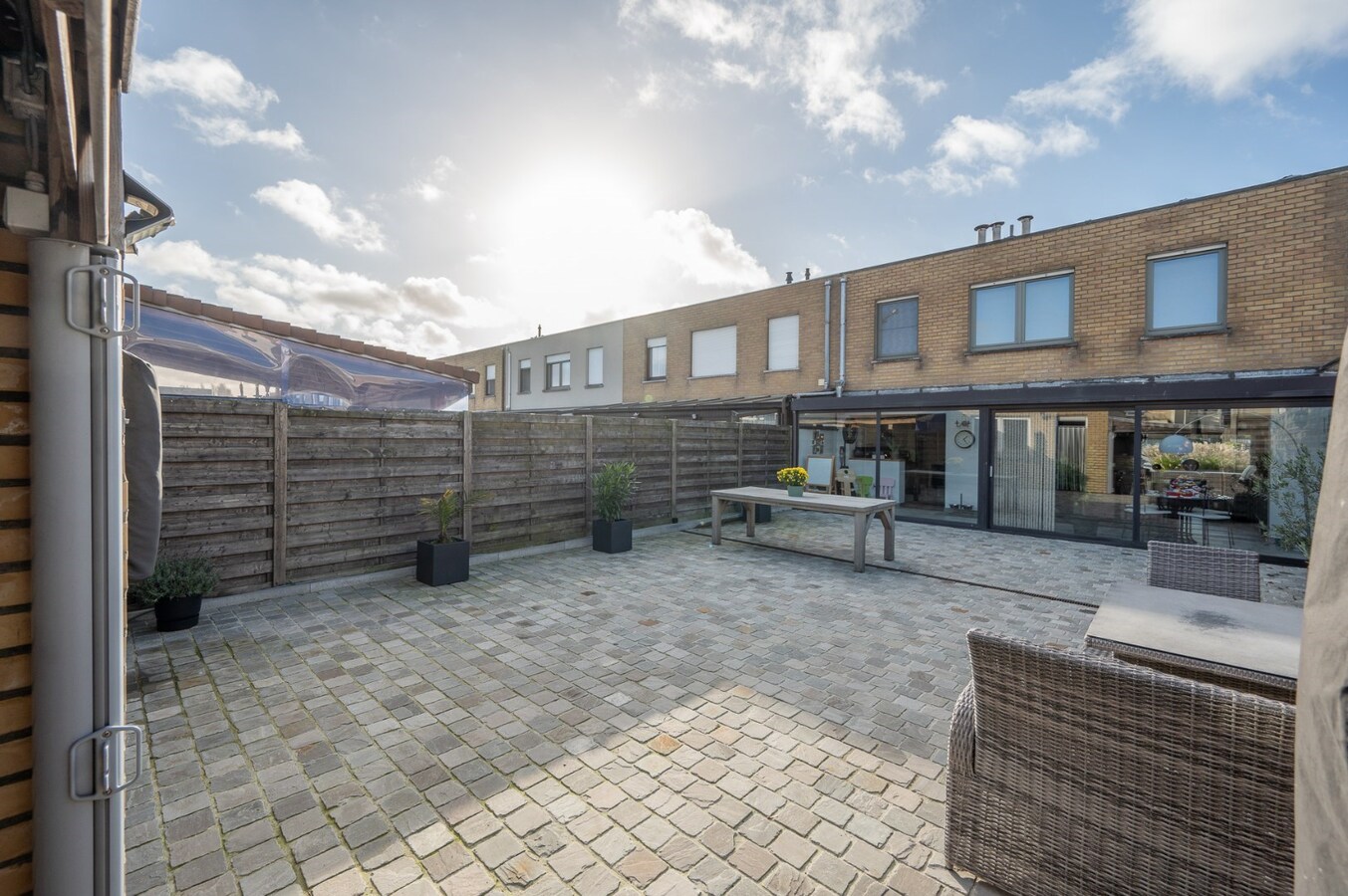 Rustig gelegen halfopen bebouwing met tuin en twee garages te Heist 