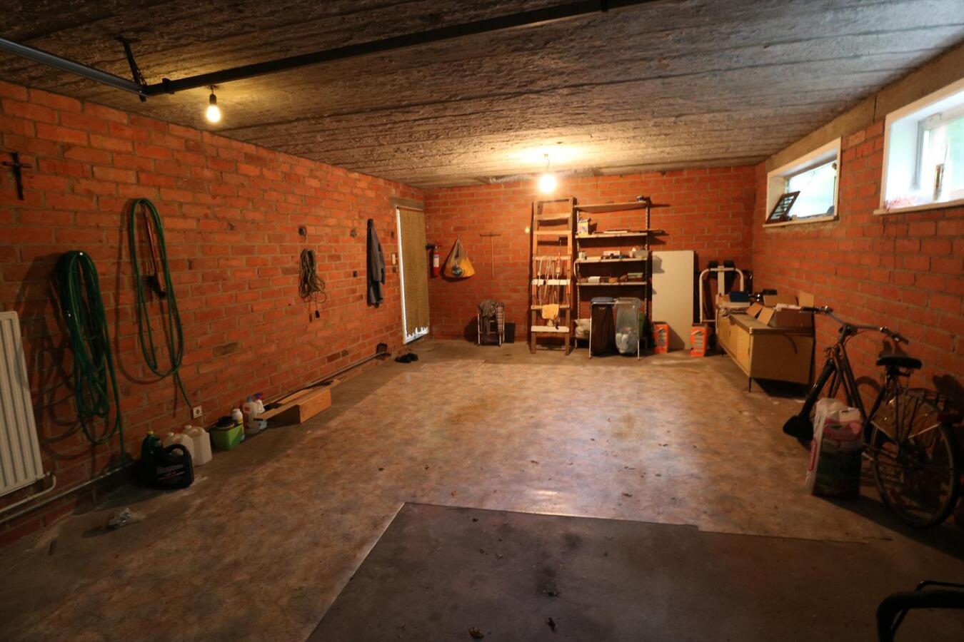 Woning met mogelijkheid tot commmerciële ruimte op 1398m² te Aartrijke 