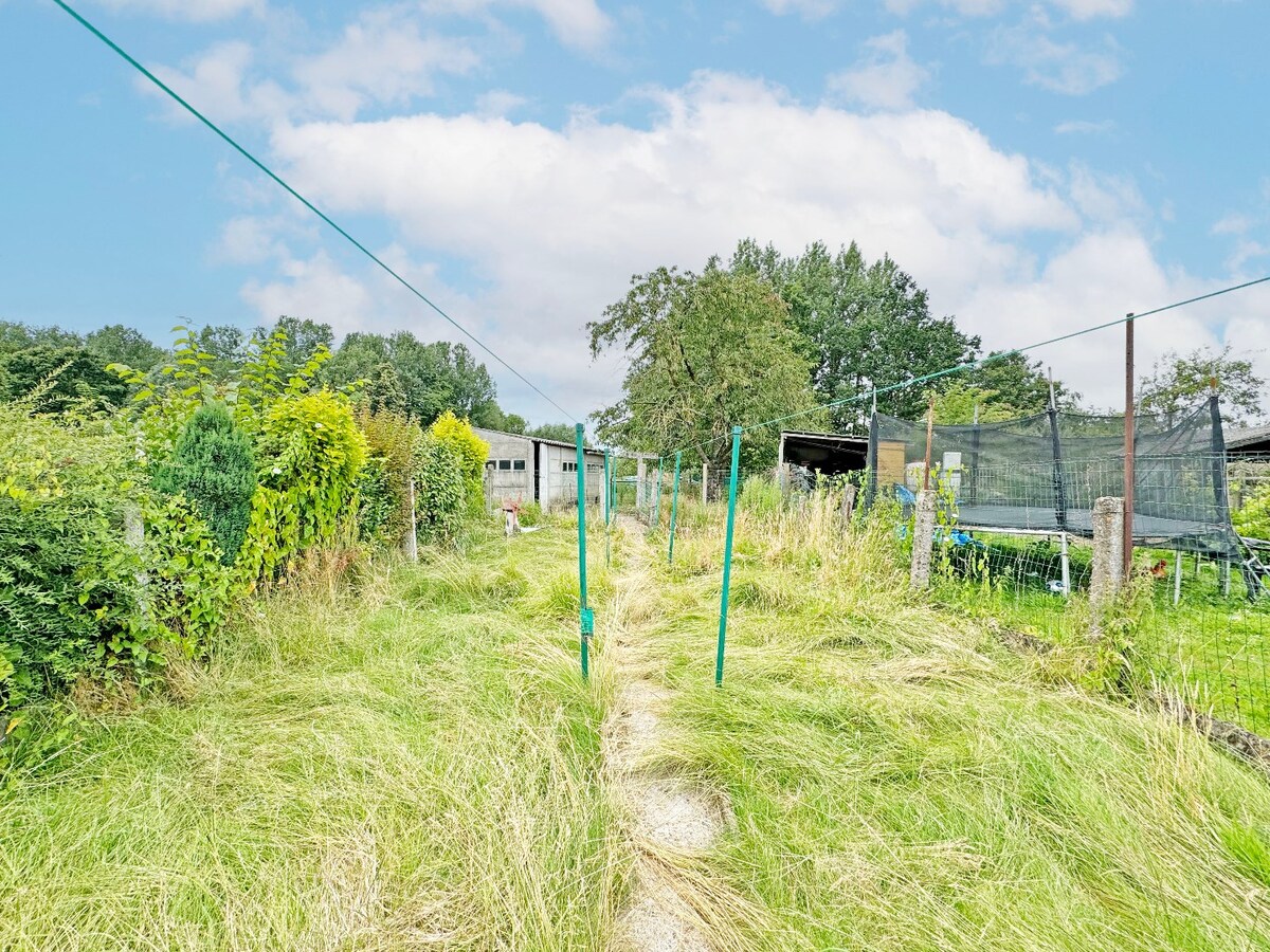 Ruime, te renoveren woning met grote tuin te Herzele 