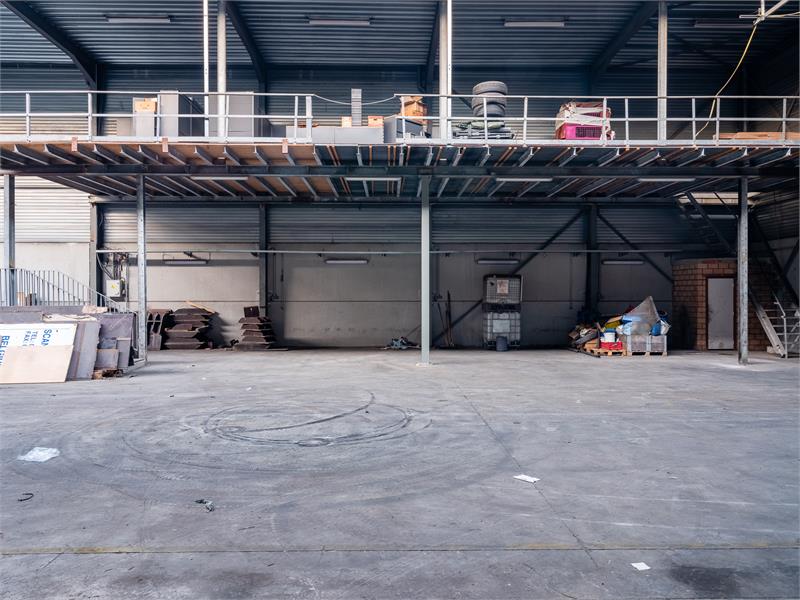 Bedrijfsgebouw met burelen en opslagruimte. 