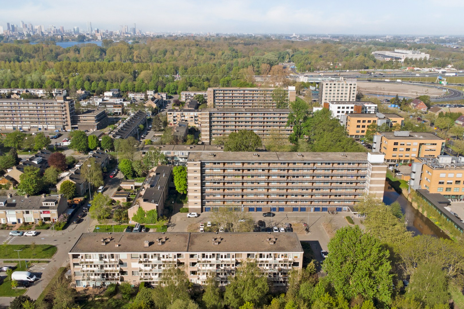 Bijna 100 m² gelijkvloers woonplezier op de begane grond met terras van ca. 36 m².  Deze 3- (voorheen 5) kamerwoning is gelegen op eigen grond! 