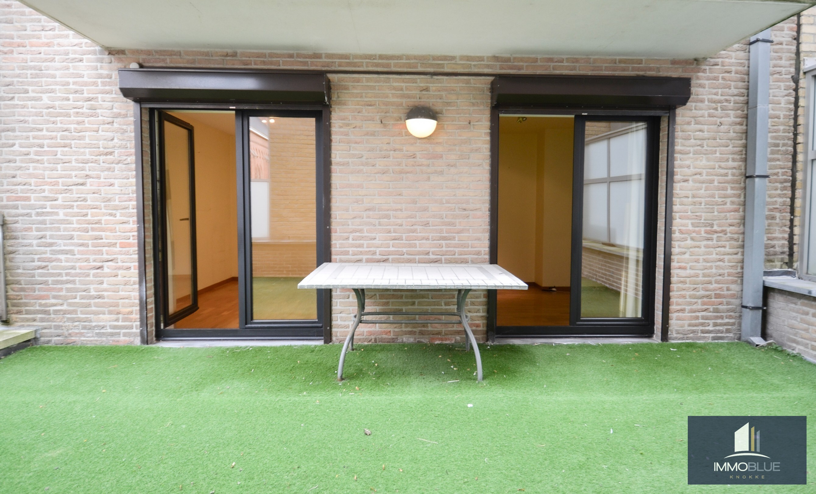 Lichtrijk hoekappartement met ruime terrassen gelegen in een klein residentie. 