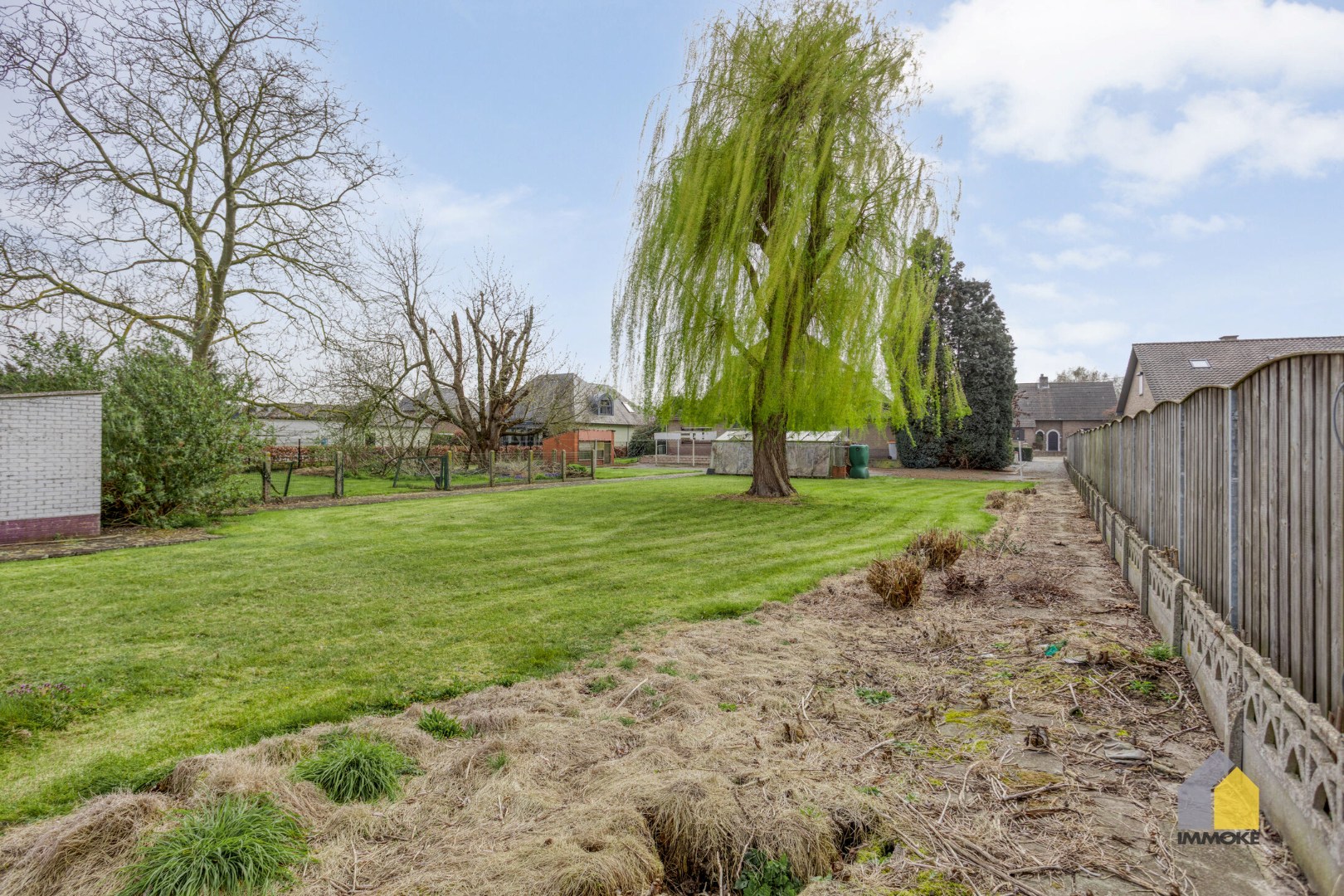 Te renoveren, statige woning op mooi perceel van 23 a 90 ca. 