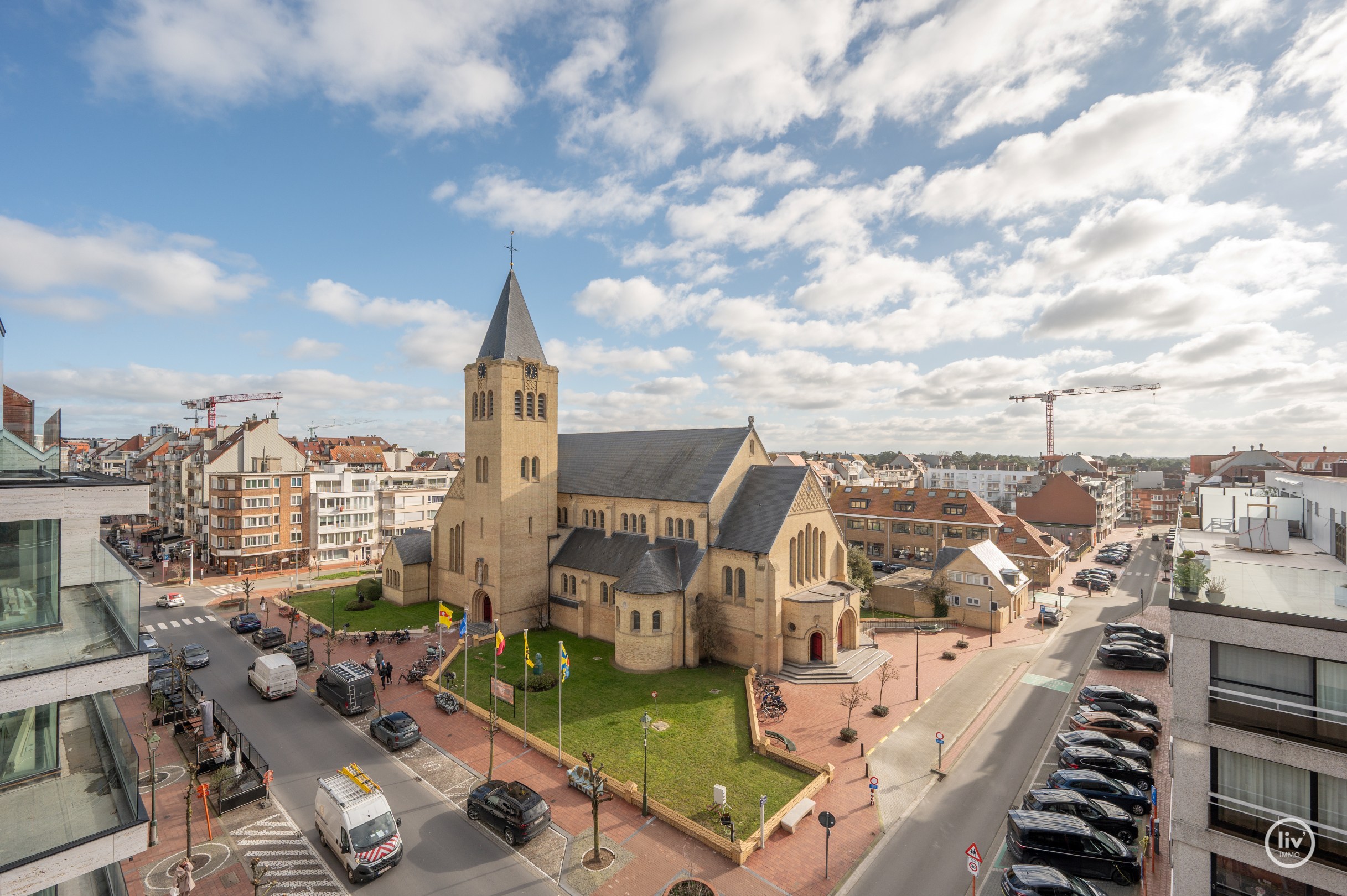 Uniek HOEK duplexappartement/penthouse met panoramisch uitzicht over de Dumortierlaan te Knokke. 