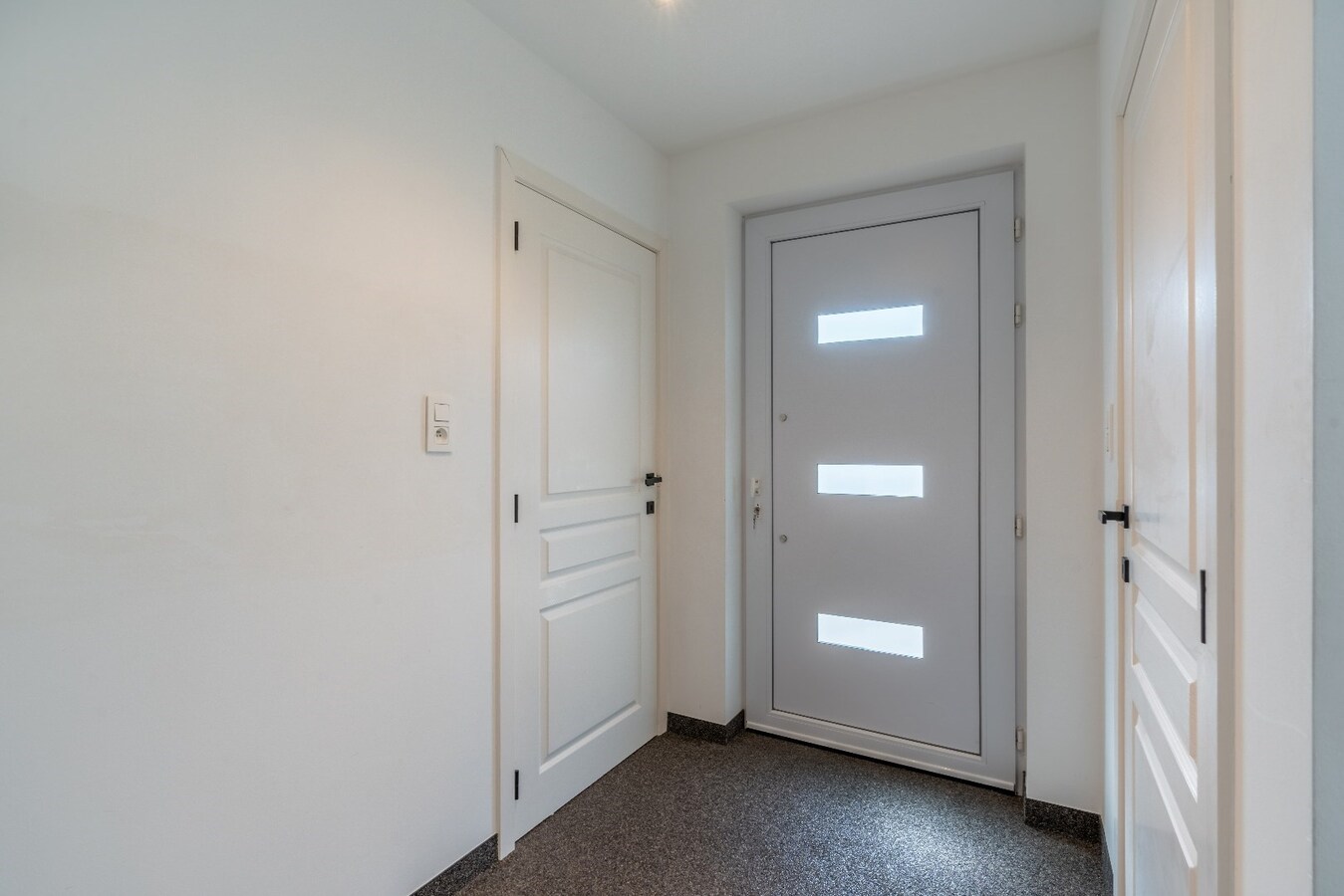 Ruime woning in Dorne(Maaseik) met 4 slaapkamers, gelegen op een uitzonderlijk ruim perceel. 