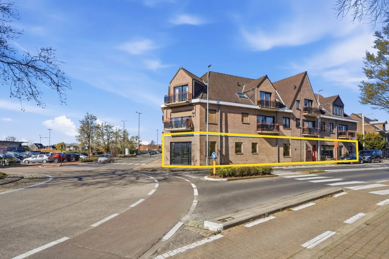 Te koop: Ruim handelspand met uitstekende visibiliteit in het centrum van Torhout 