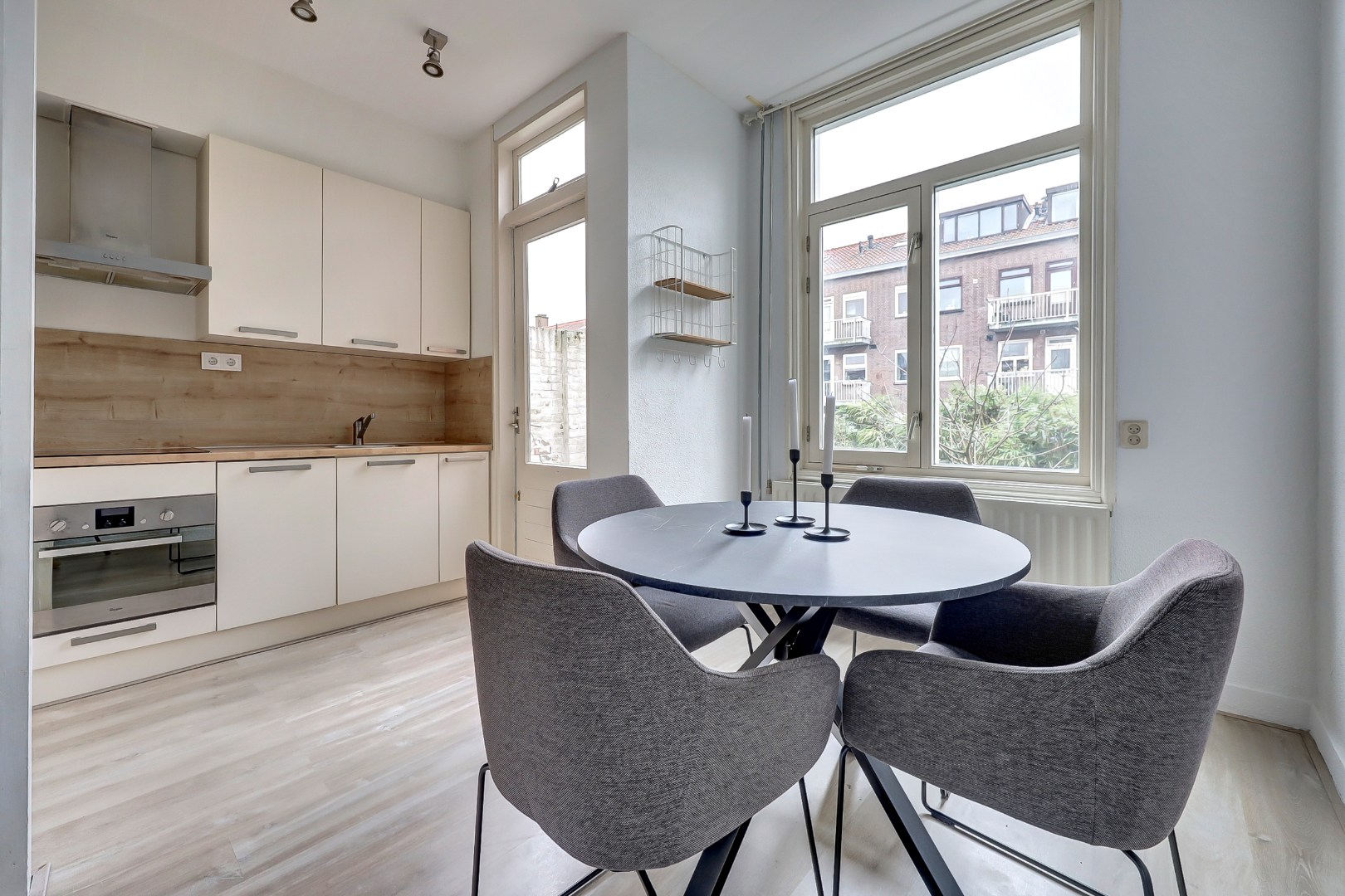 Sfeervol en karakteristiek jaren '30 bovenwoning met prachtige glas-in-lood details, 2 goede slaapkamers, ruime keuken en badkamer en gelegen op eigen grond! 
