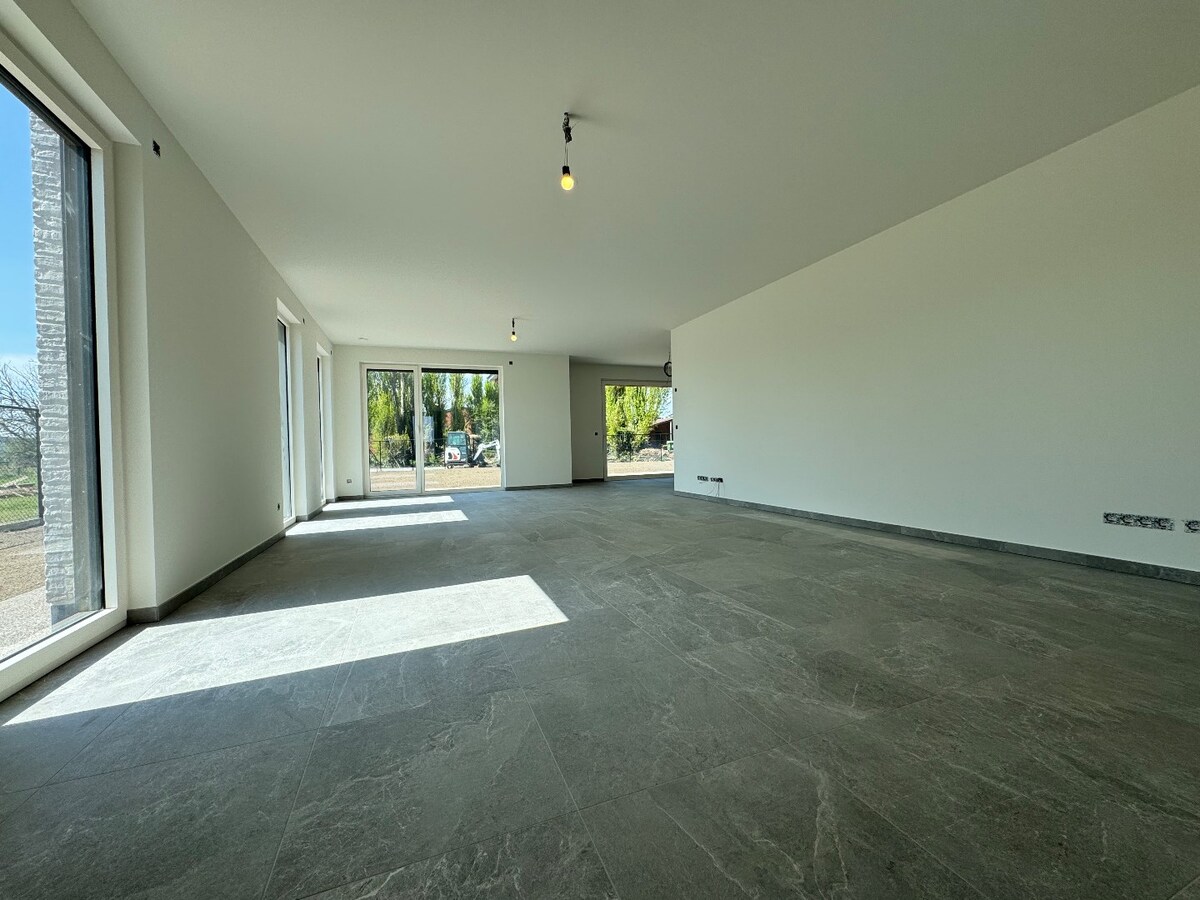 Instapklare nieuwbouwwoning met 4 slaapkamers en bureau te Kortemark 