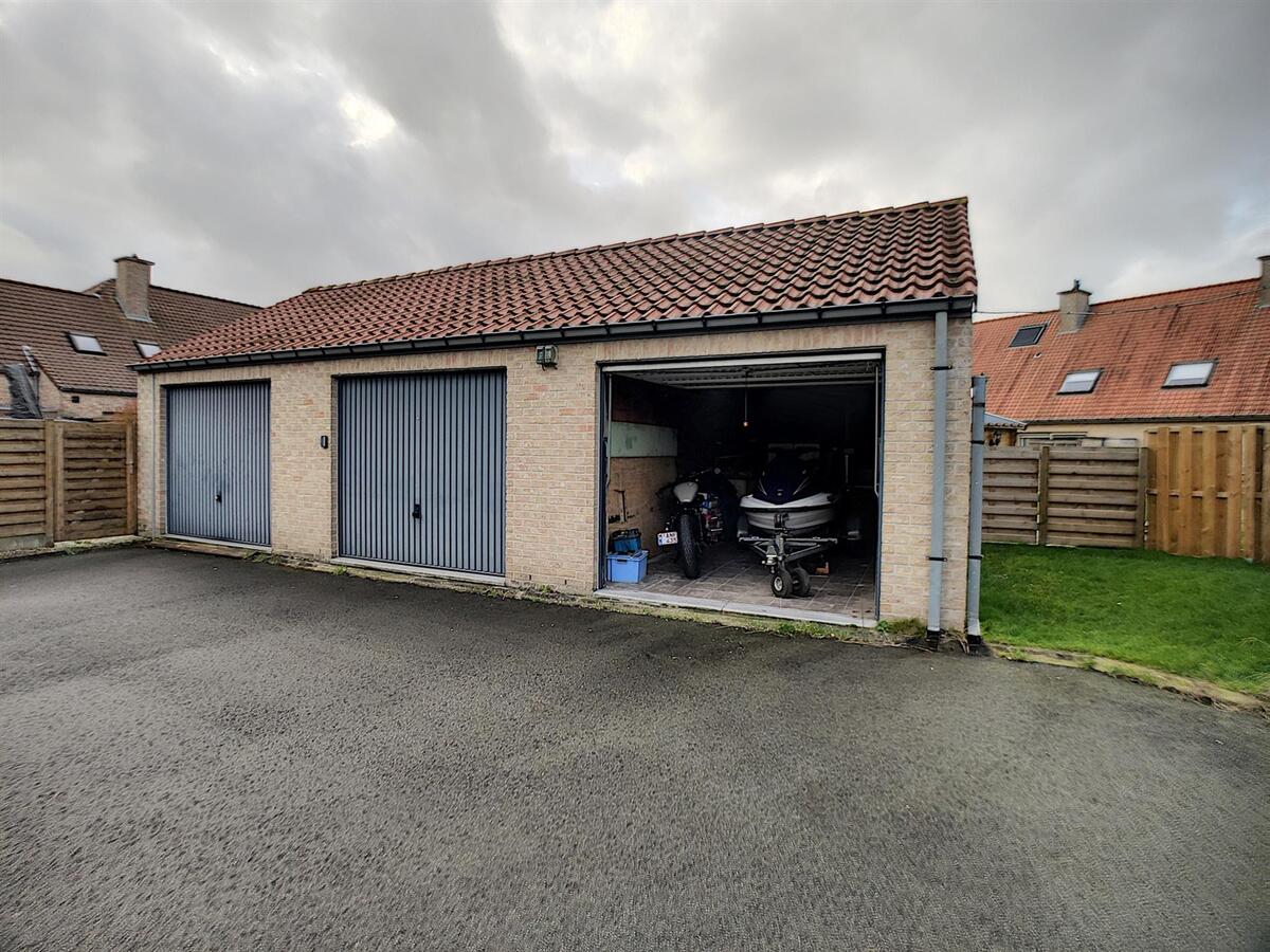 Makkelijk inrijdbare garagebox met mezzanine - Lissewege 