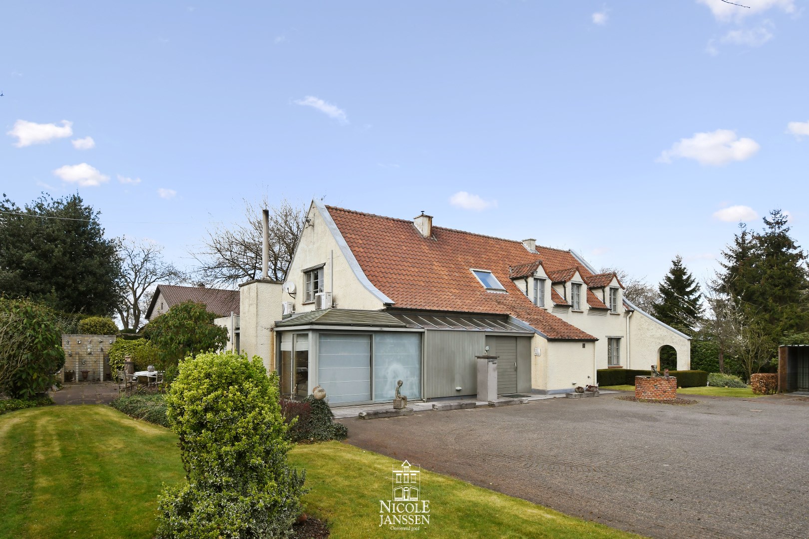 De woning is gelegen op een royaal perceel van  95a 04ca