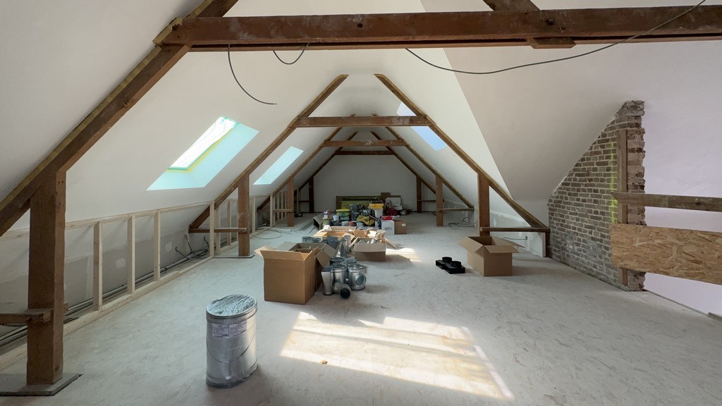 Kantoor te huur in prachtig gerenoveerde vierkantshoeve te Zwijnaarde