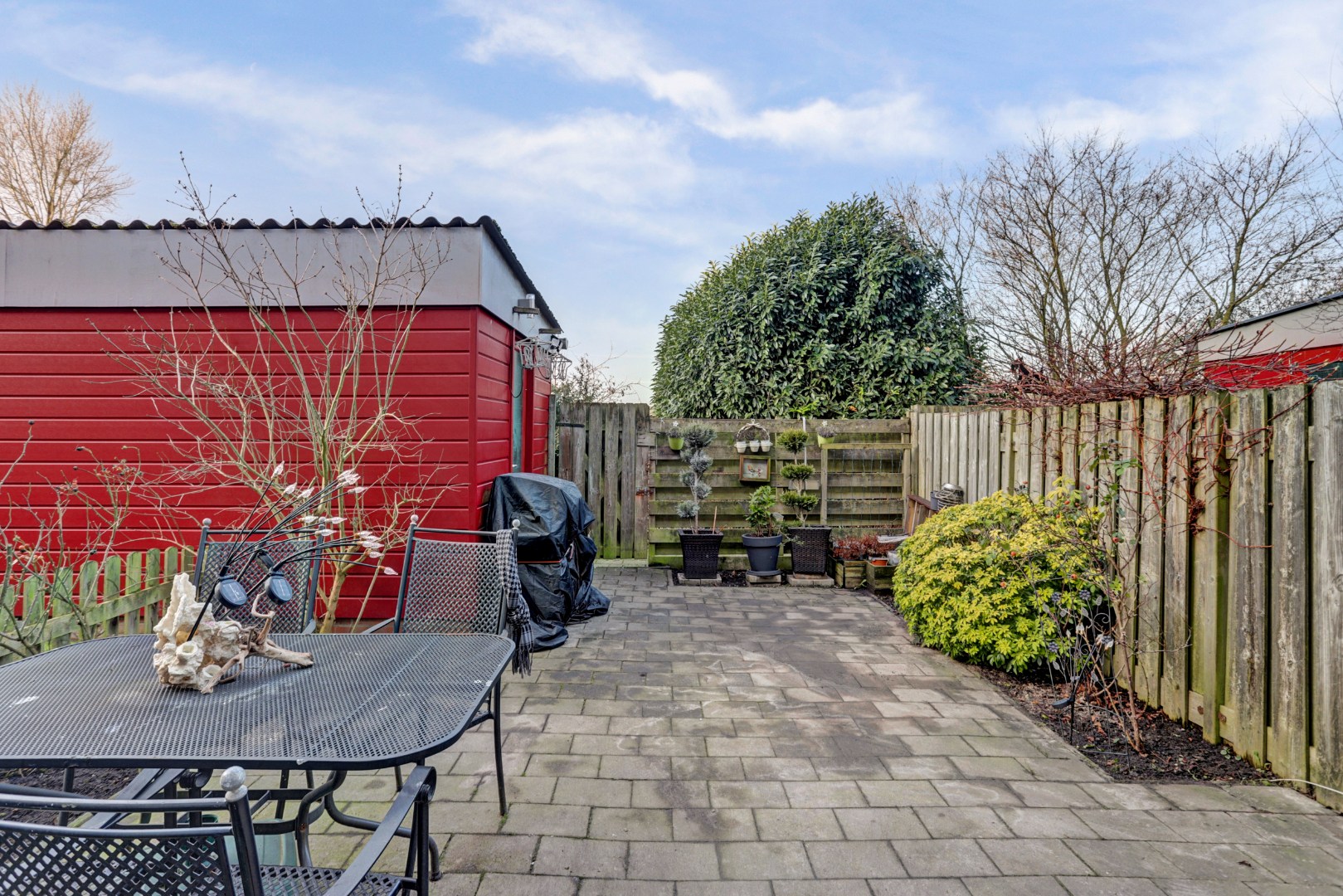 Een fijne benedenwoning op een toplocatie, perfect voor starters die hun woonwensen willen realiseren. Kom kijken en laat u verrassen! 