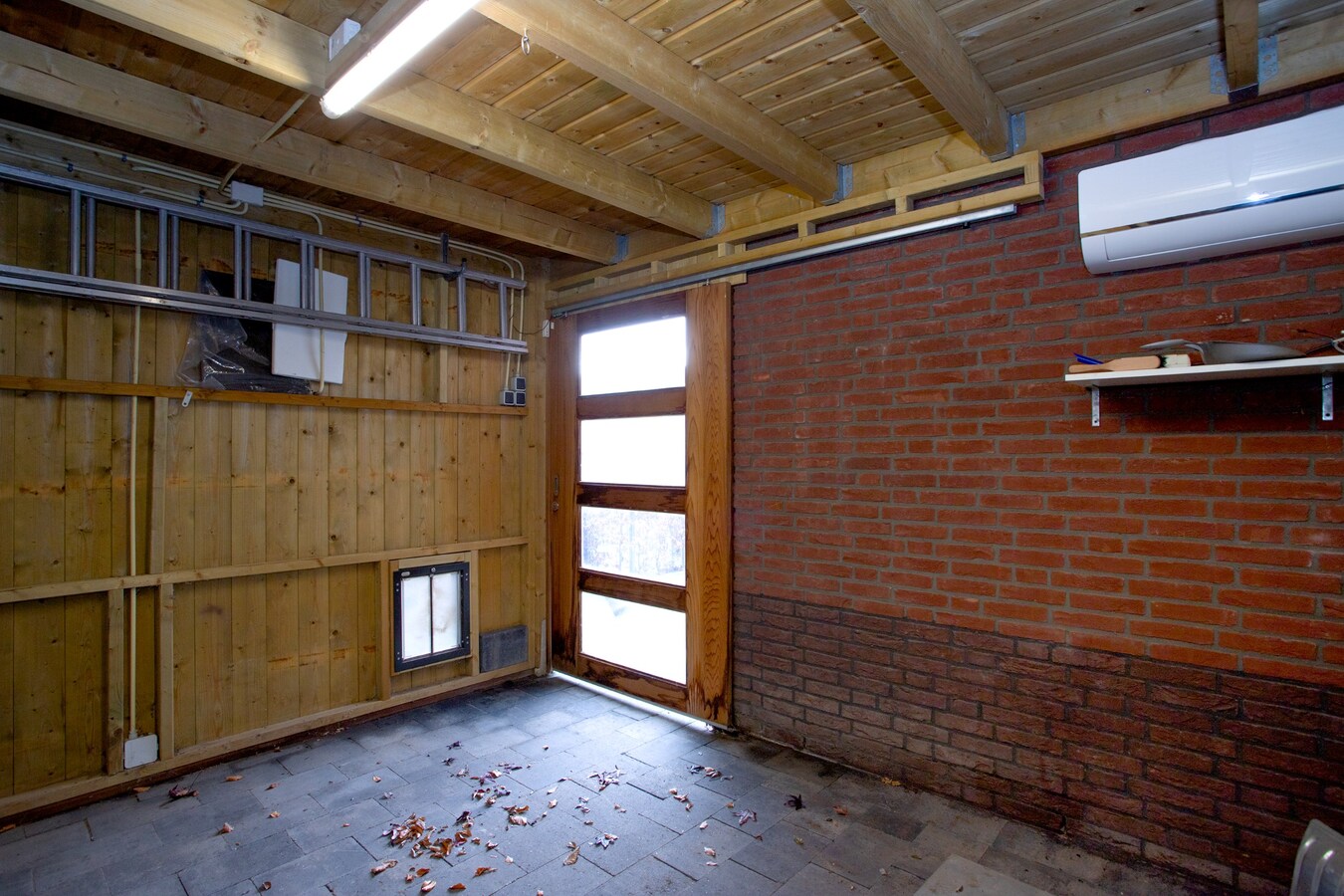 Moderne hoekwoning uit 2016 gelegen in een jonge en kindvriendelijke woonwijk in Lage Mierde. 