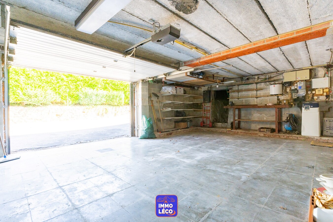 Villa "Plain-pied" érigée sur 1311m², double garage, carport, jardin, TOP SECTEUR !! 