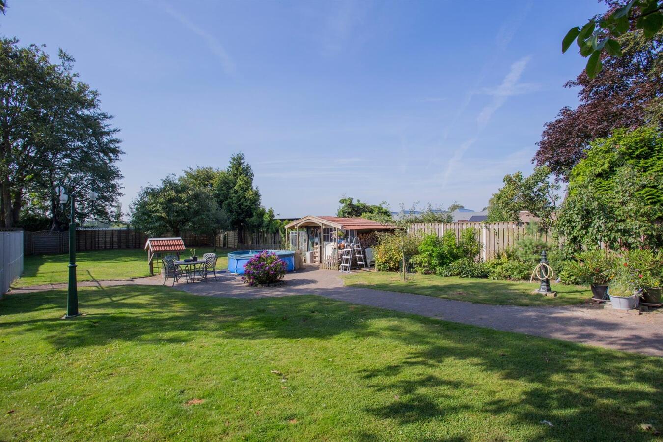 Gemoderniseerd vrijstaand landhuis met veel authentieke elementen en met riet afdekte kap, op een perceel van 1383 m2 grond aan de Heijerstraat 15 te Westerhoven. 