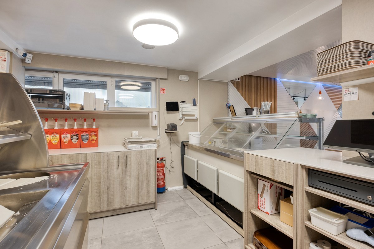 Opbrengsteigendom met handelspand en 3 appartementen te koop in Heverlee op een super ligging! 