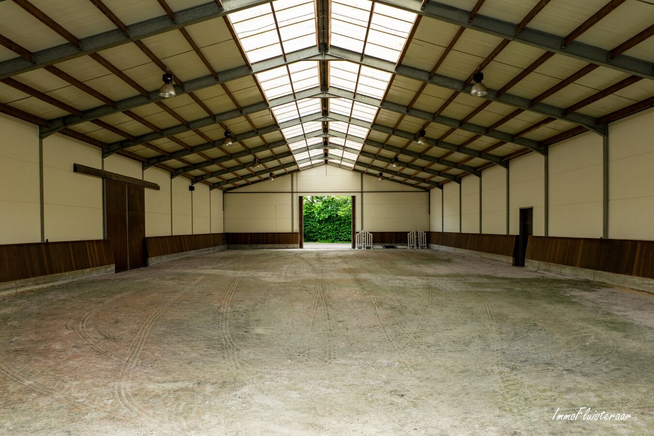 Beautiful villa with indoor and outdoor riding arenas on over 2.4 hectares in Ardooie 