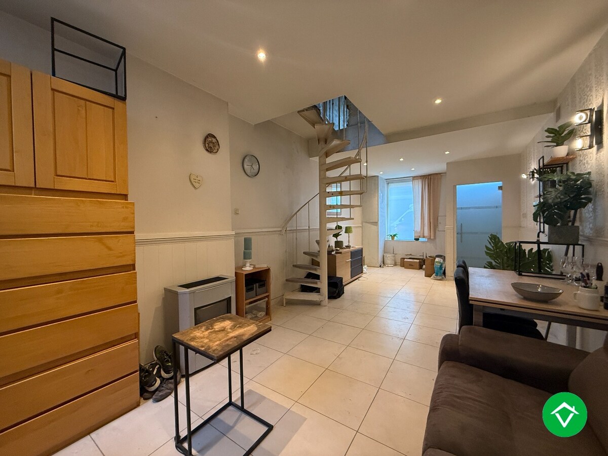 Op te frissen rijwoning met 3 slaapkamers in centrum Roeselare 