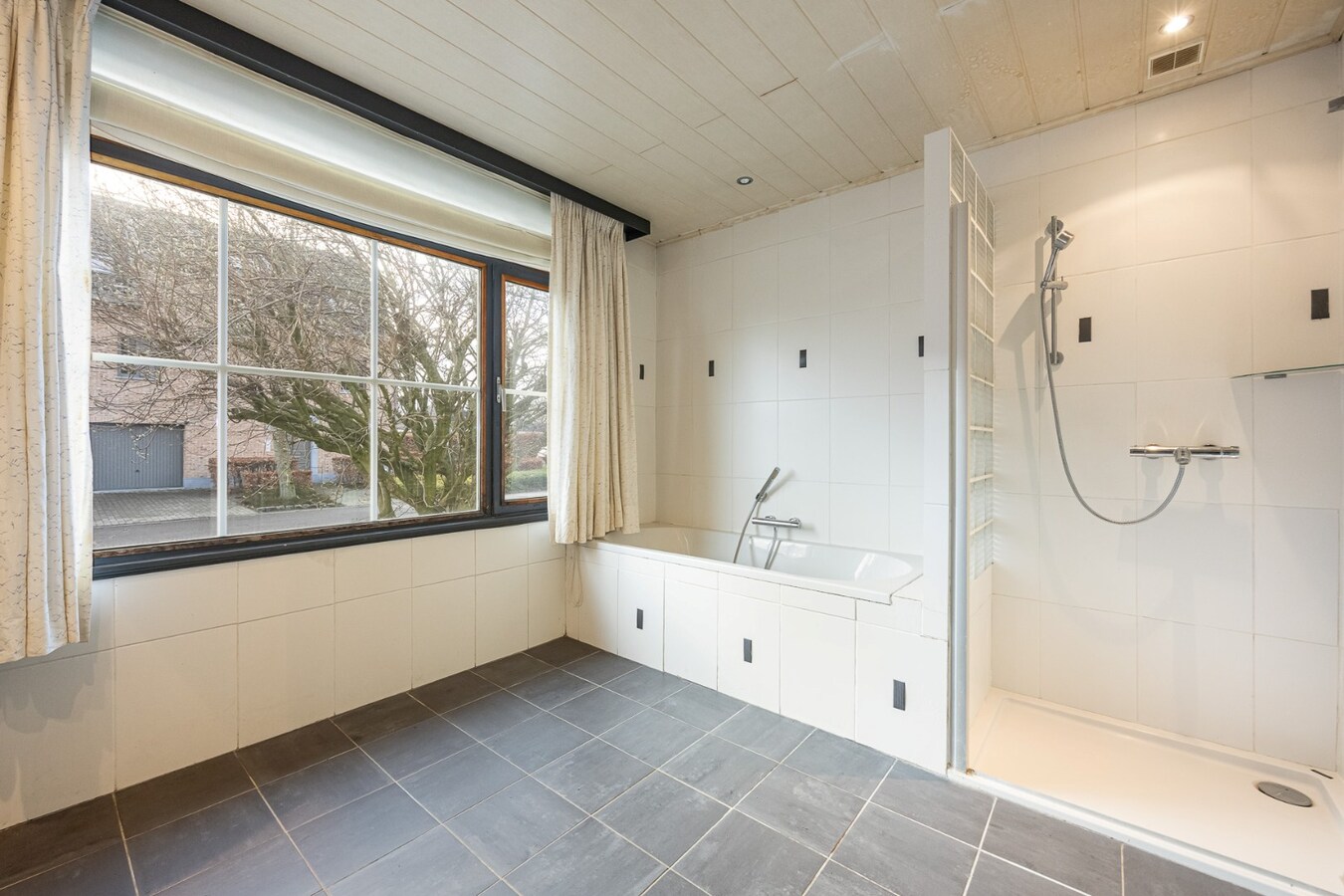 Op te frissen open bebouwing in het centrum van Sint-Antonius 