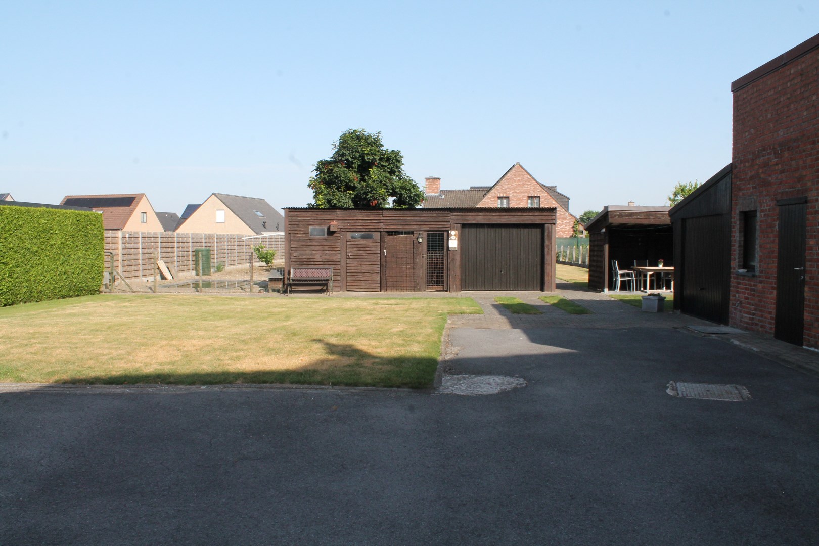 Grote en stevige woning, met garages, bergruimte en tuin op 1.324m² 