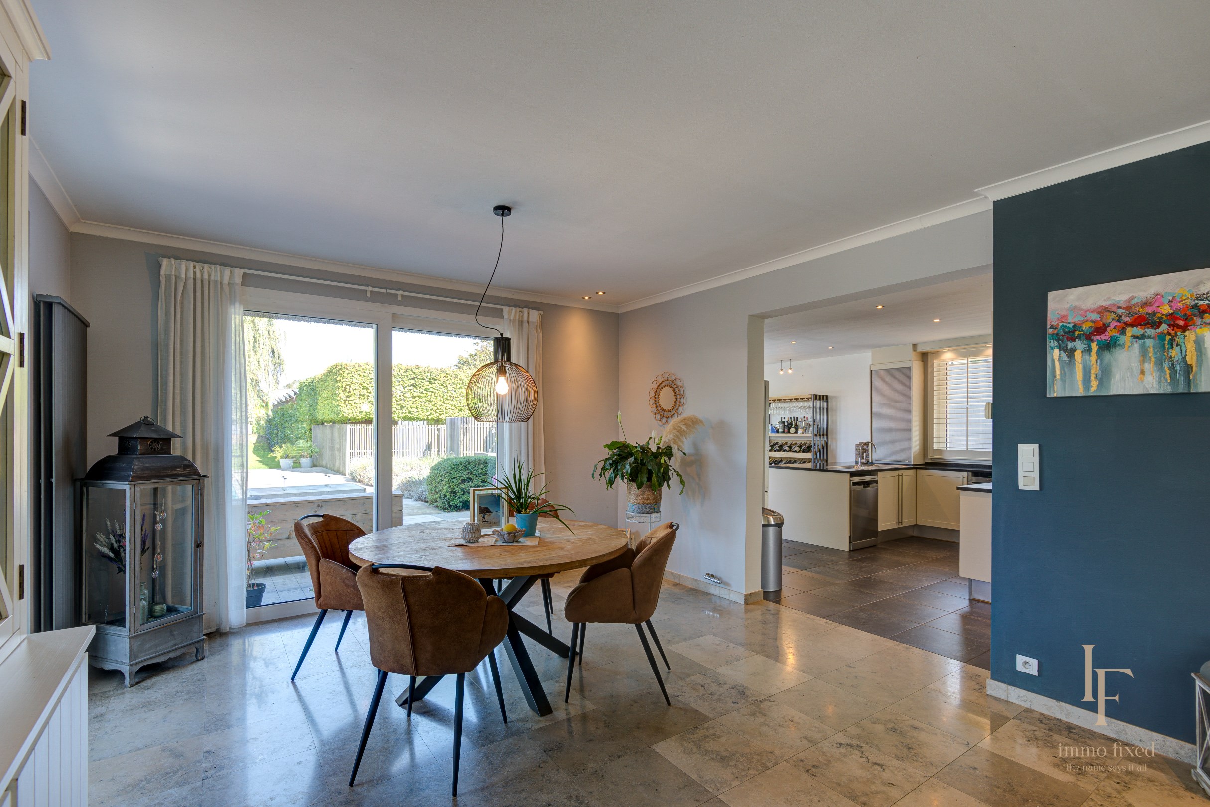 Villa met magazijn, garagebox en 12+ parkeerplaatsen te Kontich! 