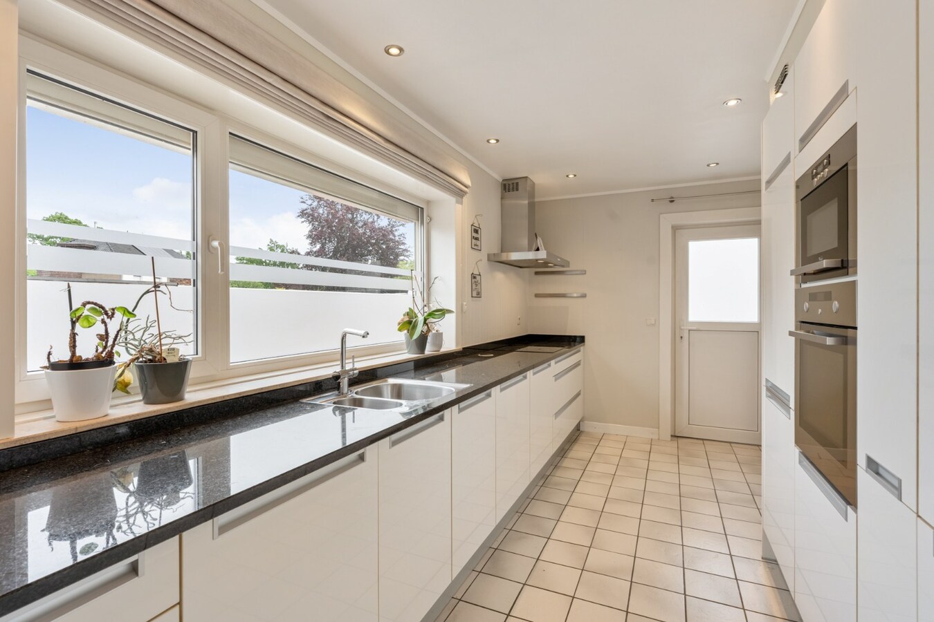 Gelijkvloers, degelijk appartement met 2 slaapkamers, ruim terras, carport en garage. 