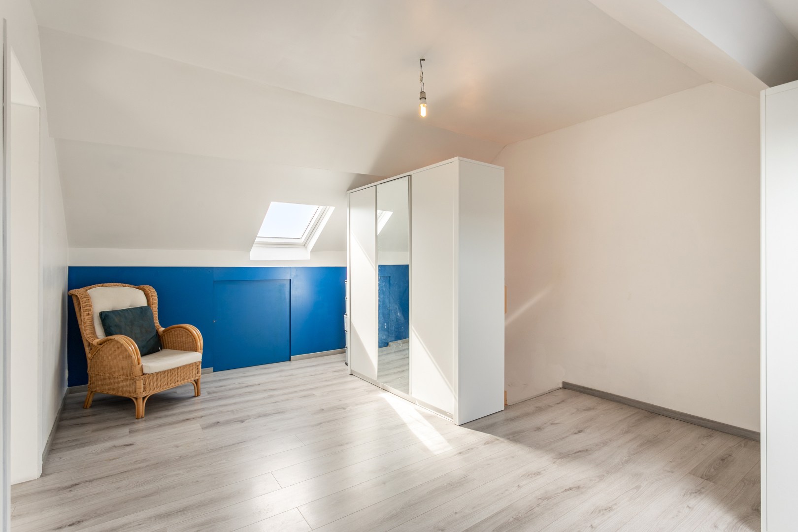 Maison rénové avec 4 chambres et local de stockage 